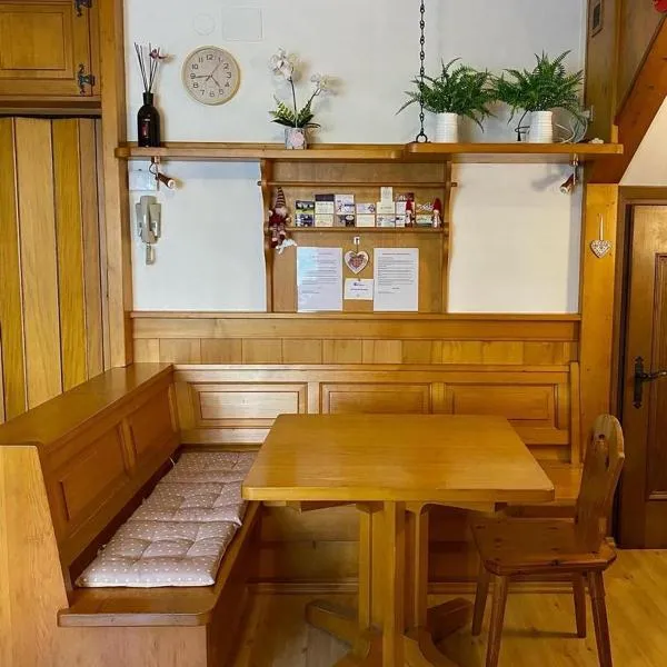 CASA VACANZE MIRAMONTI - appartamento con balcone con vista sulle Dolomiti, hotel a Borca di Cadore