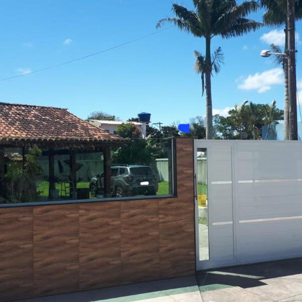 Casa de praia/campo com piscina e gramado