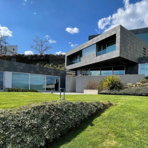 Tres Prismas Exclusive, hotel v destinácii Sarria