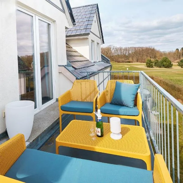 FLEESENTRAUM Seeadler Grand Maisonette - Für Golfer und Familien - Sauna Kamin Balkon Nintendo - Hunde willkommen! – hotel w mieście Göhren-Lebbin