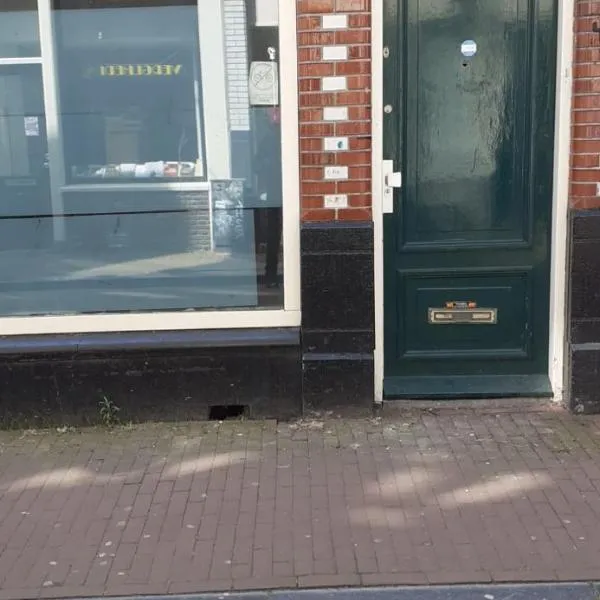 IRU, not for parties, not a hotel, room with no kitchen, hotel ad Amsterdam