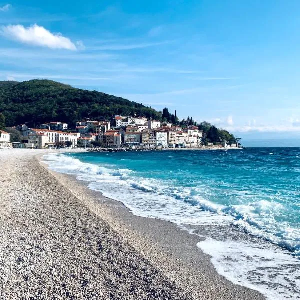 Apartment Céleste - Directly on the Beach, hotel in Mošćenička Draga