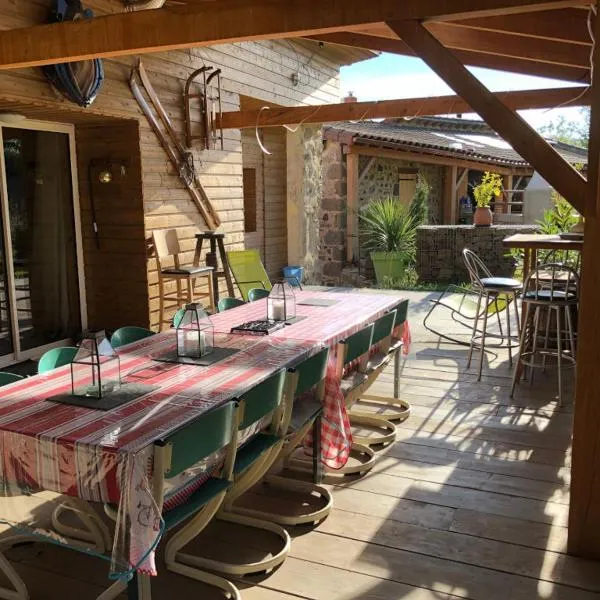 Lama-Gîte-des-Puys chalet écologique à 30km des pistes, visite aux lamas Charge VE, Hotel in Montaigut-le-Blanc