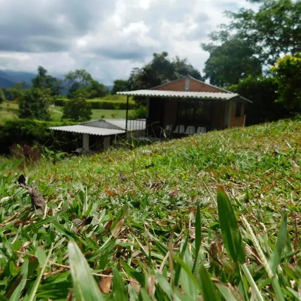 Casa Campo alojamiento campestre para descanso en Calarcá Quindío, hotell i Potosí