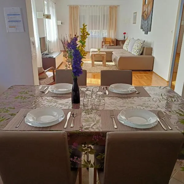 Apartment Tomas,,,Spacious house with private parking,terrace,5G Internet,,,,,, Hotel in Zadar