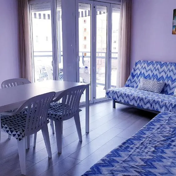Apartamento playa LLevant mejor zona Salou, hotel in Salou