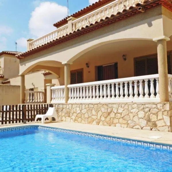 Chalet con piscina (B), hotel a Les tres Cales