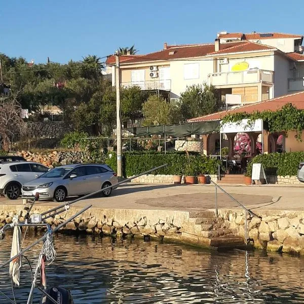 Apartments and rooms LJUBICA, hotel v destinácii Lun