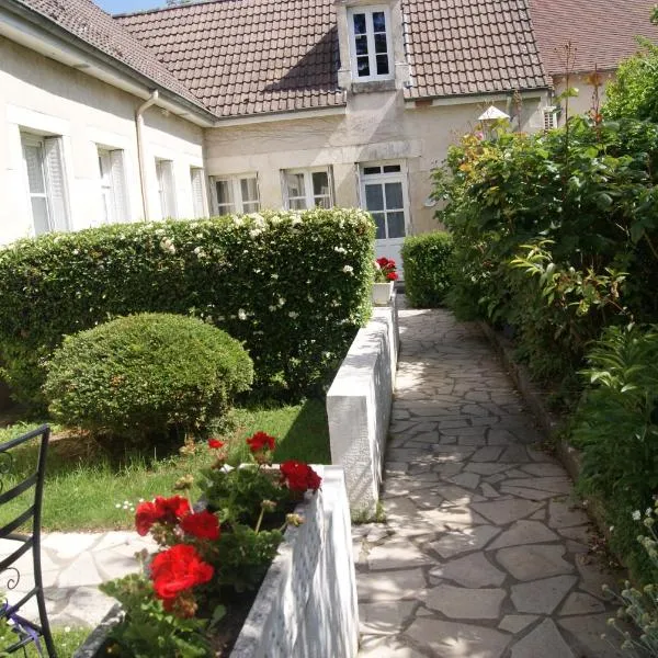 HOTEL LA COGNETTE A 25 Kilomètres de Châteauroux et 30 Kilomètres de Bourges, hotel in Issoudun