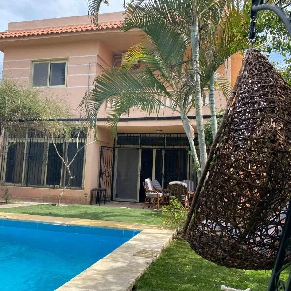 Elegant Villa with Private Pool, hotel u gradu Abû Zeira
