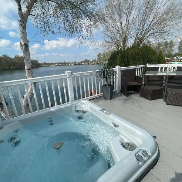 Lakeside Retreat 4 with hot tub, private fishing peg situated at Tattershall Lakes Country Park, hotel in Tattershall