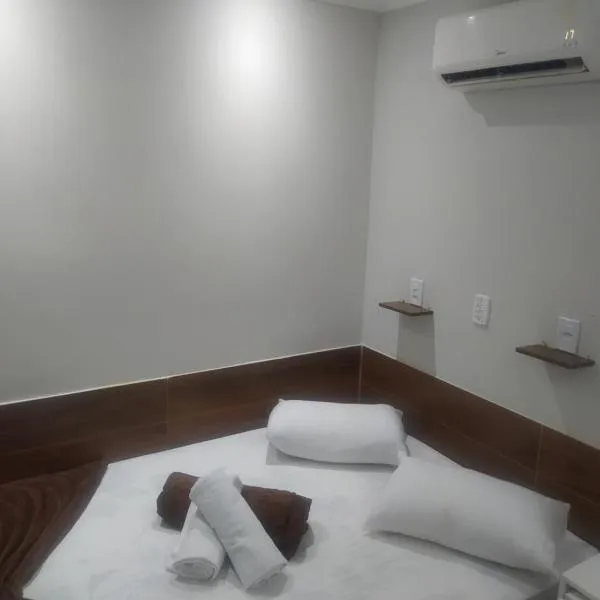 Pousada Quarto Casal com ar,frigobar, garagem, hotel di Aparecida