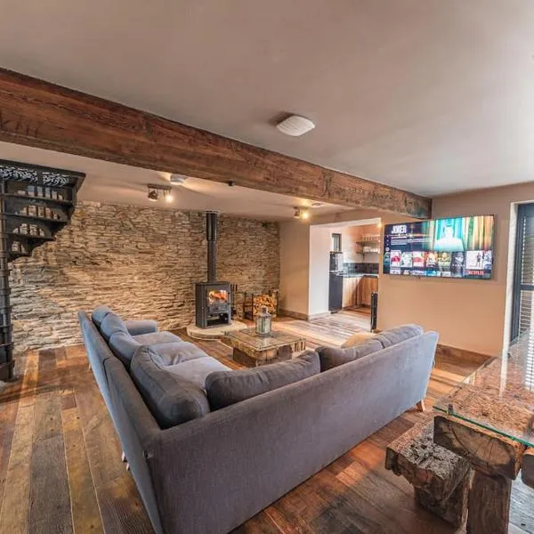 Luxury barn, newly renovated with river views, hotel in Staveley