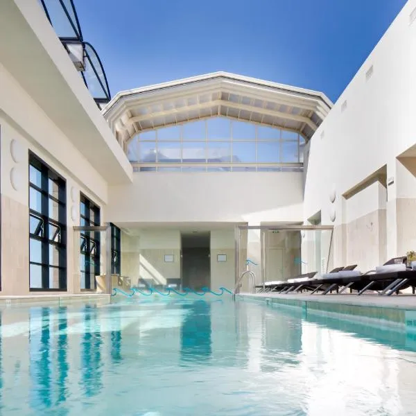 Starhotels Grand Milan, hotel Saronnóban