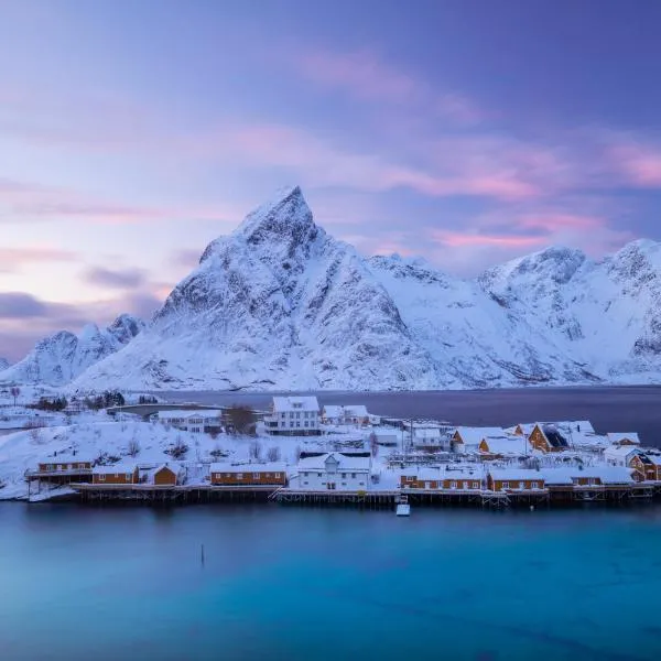 Sakrisøy Rorbuer, hotel in Reine