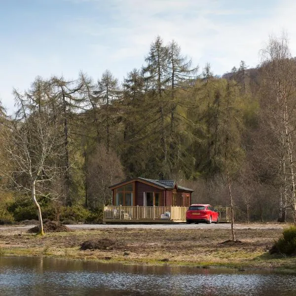 2-Bed Cottage with Hot Tub at Loch Achilty NC500、ストラスペファーのホテル