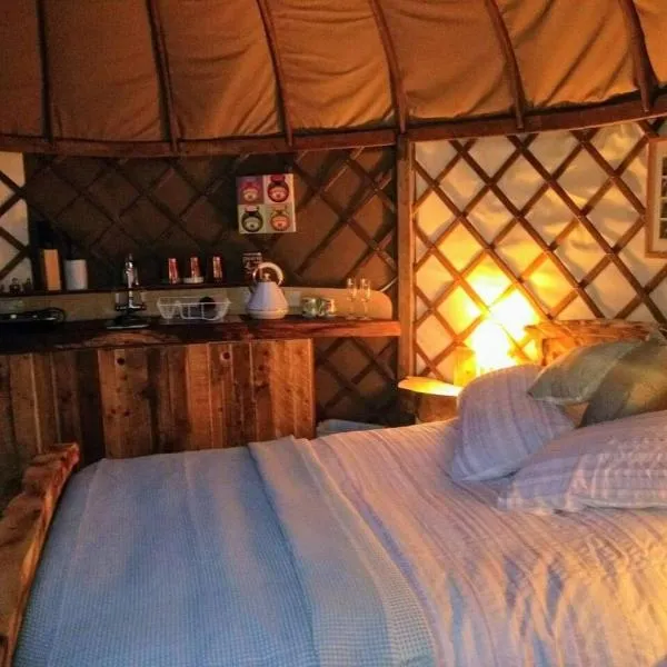 Bembridge Harbour Yurt - Log Burner - WiFi, hotel in Bembridge
