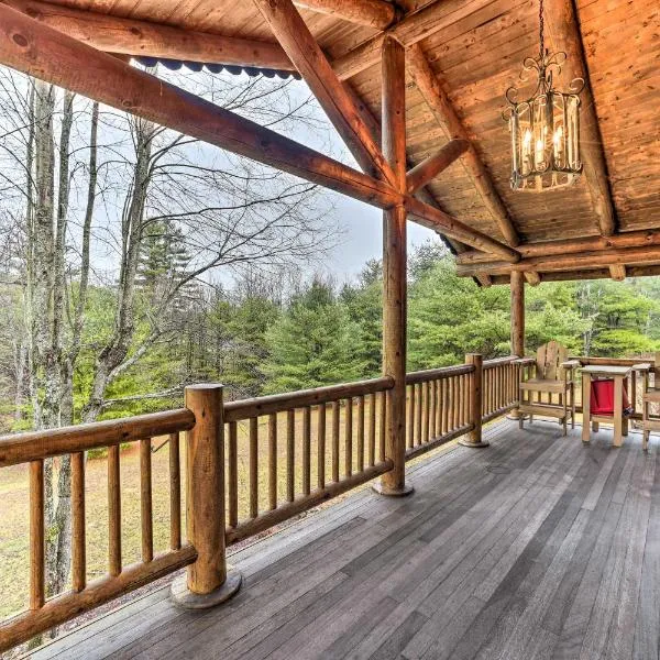 Spacious Cabin with Decks Near Saratoga Springs, hotel v destinaci Middle Grove