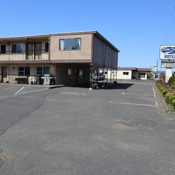 Silver Sands Motel، فندق في Mapleton