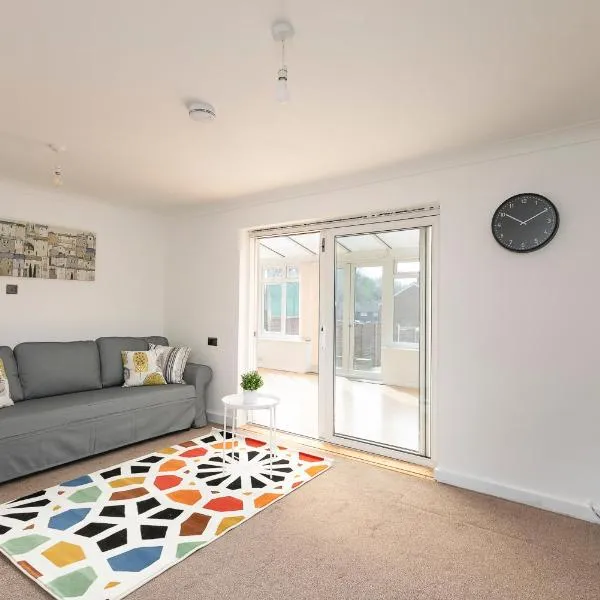Skyvillion - STEVENAGE SPACIOUS & COZY 3Bed House with Parking, Wifi, Garden, hotel in Aston End