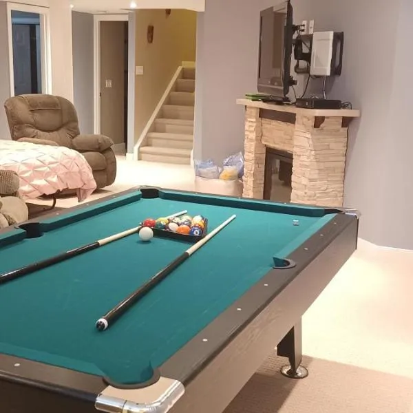 Mountain Calm & Private Ensuite Hosted by Maureen, hotel a Calgary