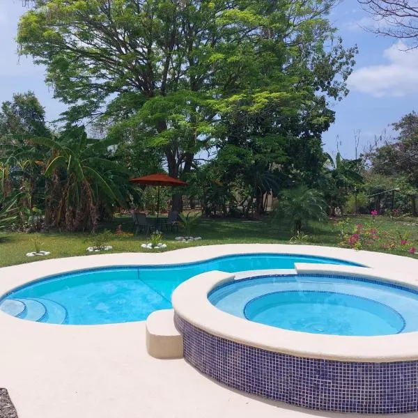 BEAUTIFUL HOUSE IN LAS UVAS SAN CARLOS, PANAMA WITH FRUIT TREES -SWIMMING POOL, hotel v mestu Calle Larga