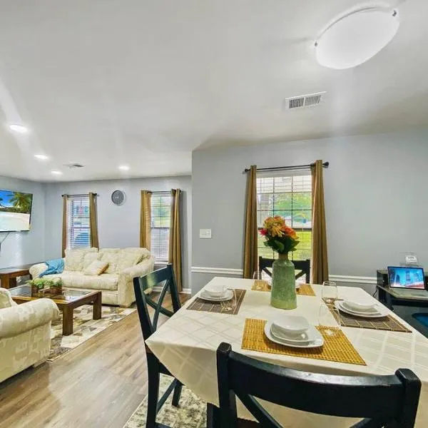 NEW! Luxe Cottage with Big Backyard 10 Mi to Augusta, hotel v destinaci Evans