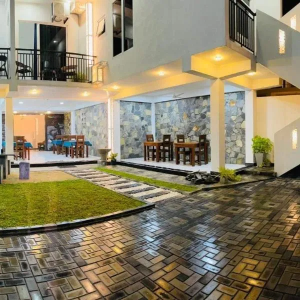 Funwhales Rest House, hotel v Negombu
