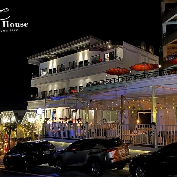 Zhen House 珍棧民宿 I 伊達邵 I 浴缸, hotel en Yuchi