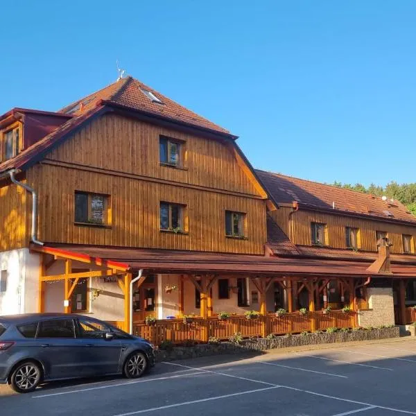 Balónový hotel a pivovar Radešín, hotel en Rozsochy