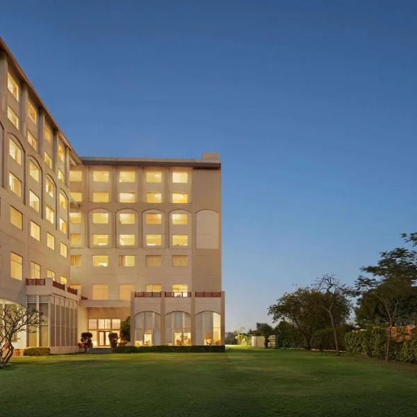 Ramada by Wyndham Jaipur Jaisinghpura, hotel in Dahmi