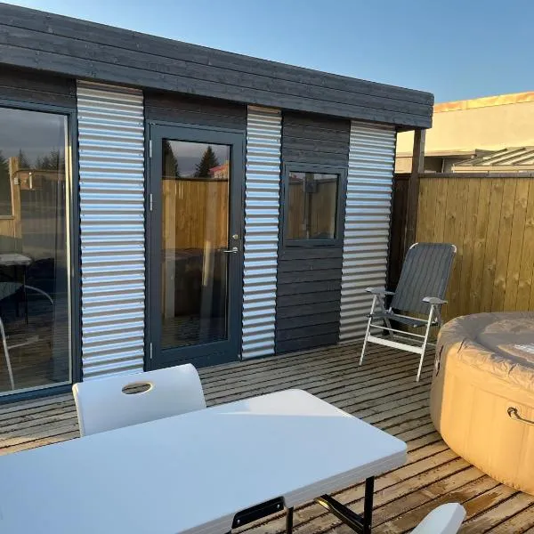 Adorable Tiny House in Reykjavik、Gufunesのホテル