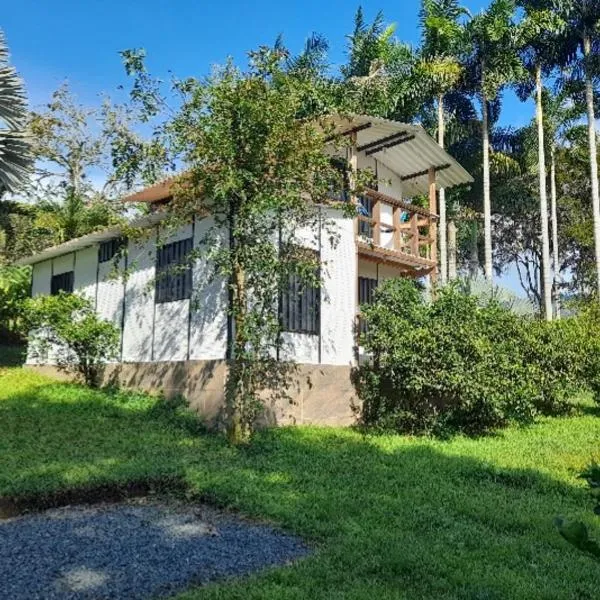 Cabañas en el Bosque、Borrero Ayerbeのホテル