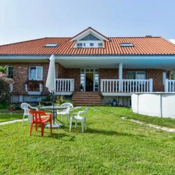 Villa tranquila con piscina y jardín "el Cachivache", hotel u gradu 'Liencres'