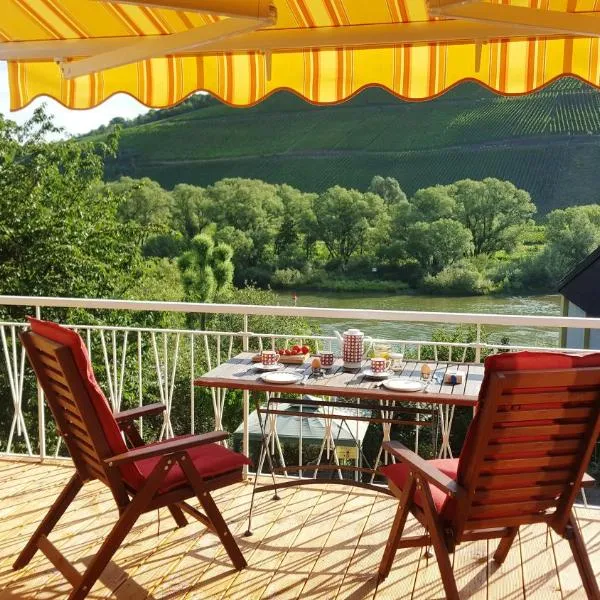 Casa Barzen - Stilvoll Urlauben an der Mosel, готель у місті Райль