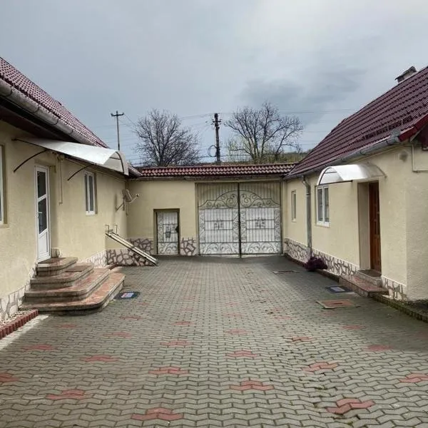 Mountain Countryside House & Courtyard near Sibiu, hotel i Orlat