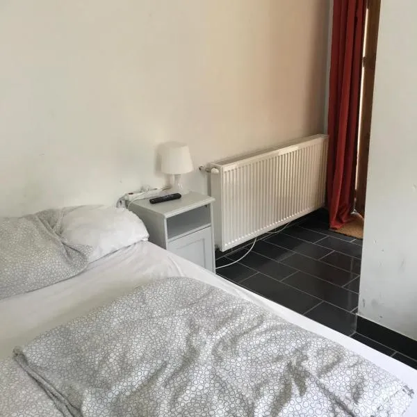 Kerti franciaágyas apartman, hotel en Szendehely