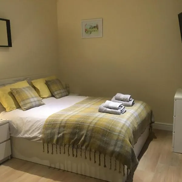 Private Entry Double bedroom with beautiful views!, hotel v destinaci Solihull