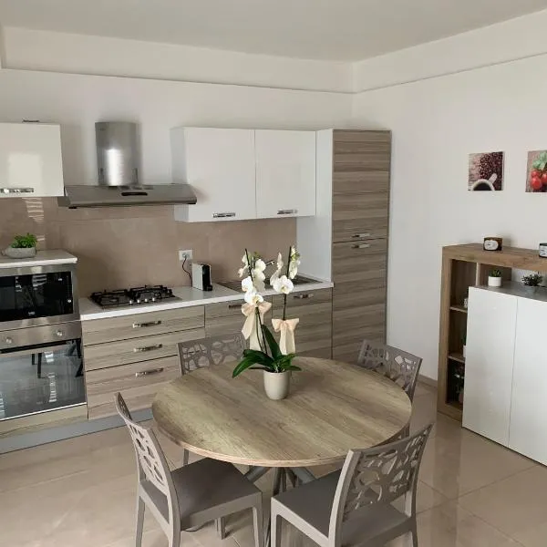 VILLA LUXURY TOTAL GREEN AD IMPATTO ZERO Villetta con 3 CAMERE DA LETTO, 3 BAGNI a 50 mt dalla spiaggia e dai lidi disponibile navetta per l'Areoporto, khách sạn ở Torre Lapillo