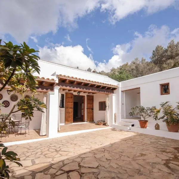 Casa rural Can Rotes con jardin y barbacoa, hôtel à Sant Joan de Labritja