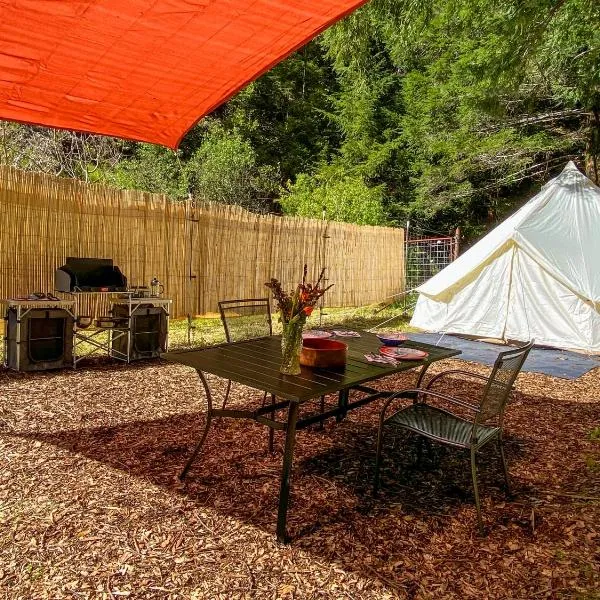 Glamping in the Redwoods with a hot tub!, hôtel à Garberville