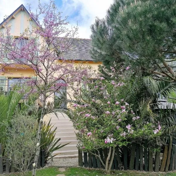 Guest House dans jardin exotique proche d'une voie verte – hotel w mieście Morlaix