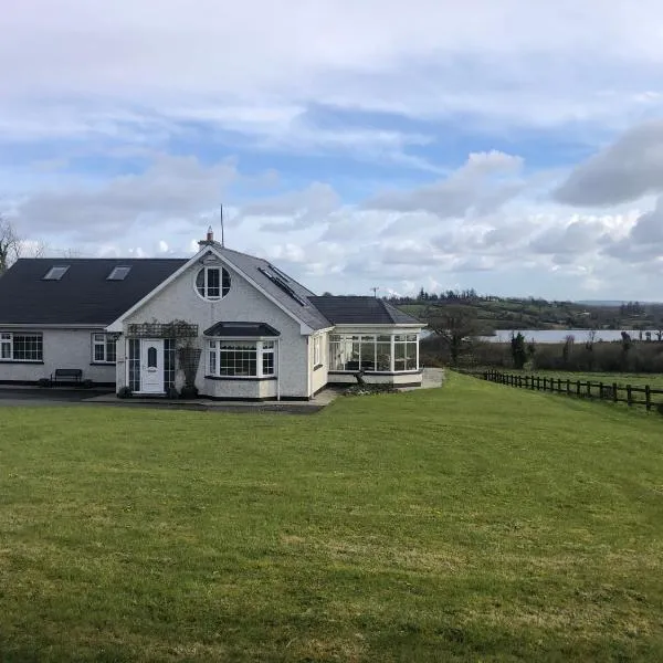 Lough Aduff Lodge 5 minutes from Carrick on Shannon, hotel en Dromod