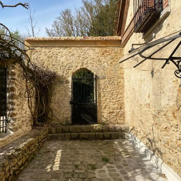 Studio duplex avec spa et cour privée, hotel in Bonnelles