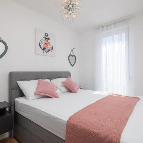 Apartment Alegria in Okrug with heated Pool, Sea view, Jacuzzi, Wifi, hotel in Trogir