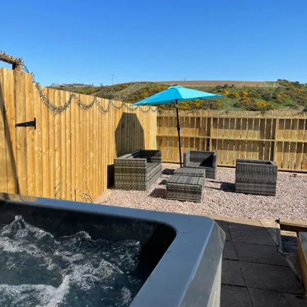 Bankhead with 7 Seater Hot Tub Aberdeenshire, hotel v destinaci Banff