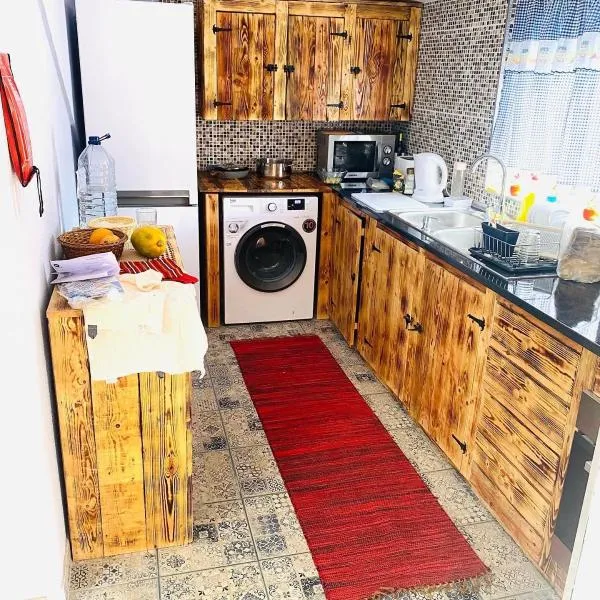 Lovely newly refurbished, 1 bedroom top floor apartment with sea views, fast WI-FI CABLE TV and Netflix, hotel in Ribeira Brava