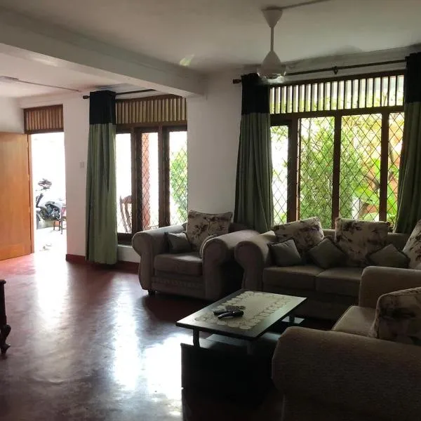 Central residence Rajagiriya-Entire House: Sri Jayewardenepura Kotte şehrinde bir otel