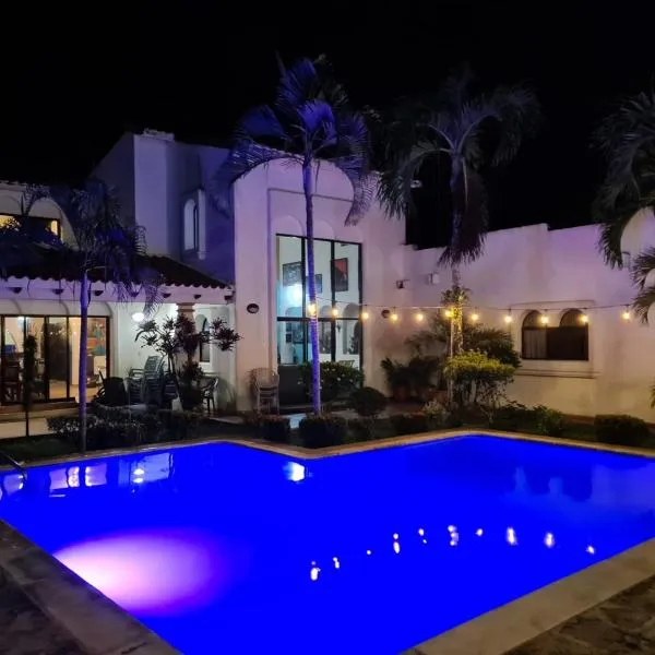 Casa del Arte, a luxury beachfront villa with private pool, hotell i Tela