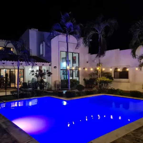 Casa del Arte, a luxury beachfront villa with private pool: Tela'da bir otel